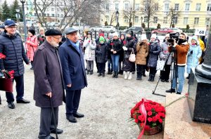 Rector Ilshat Gafurov and Lobachevsky Medal winner Idzhad Sabitov laid flowers to the bust of Nikolai Lobachevsky