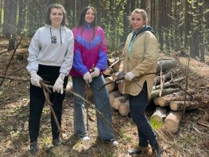 Students volunteer in forest cleaning