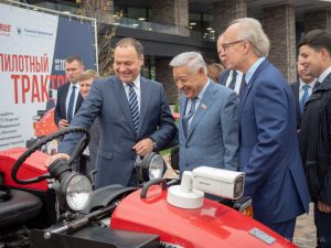 KFU’s driverless tractor KFU-MTZ-112 shown to Prime Minister of Belarus Roman Golovchenko