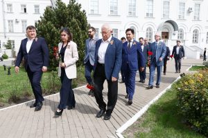 Flower laying ceremony held in Rector’s Garden