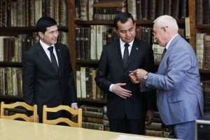 Turkmen spiritual leader and poet Magtumguly Pyragy’s works gifted to Turkmenistani delegation