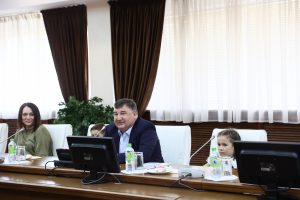 Children of KFU employees receive first-grader kits from Rector Lenar Safin