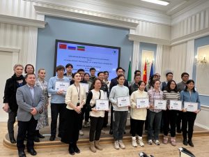 Employees of Guangzhou Institute of Science and Technology receive internship certificates