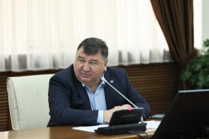 Rector Safin hands out gifts to employees’ kids entering elementary school