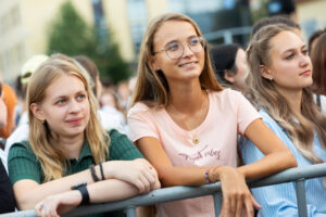 Welcome concert held at Universiade Village on Knowledge Day
