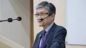 Nobel laureate Chung Rae-kwon gives career advice to future leaders during the 5th Kazan Global Youth Summit